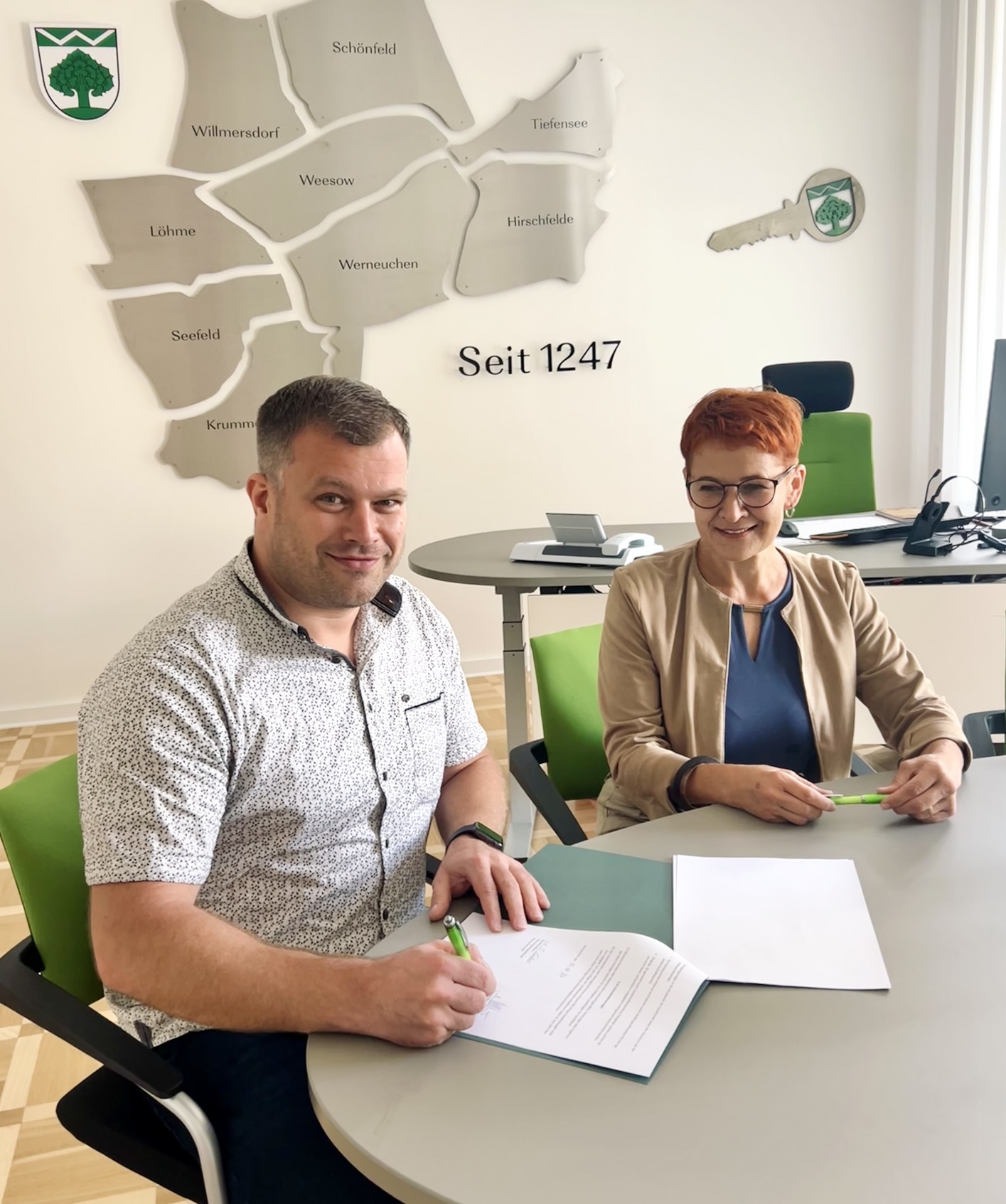 stellvertretende Bürgermeisterin Susan Grabsch bei Vertragsunterzeichnung