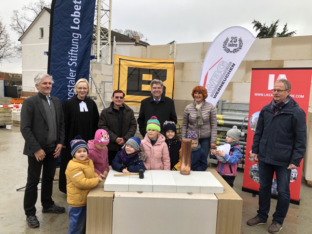 Zeitkapsel vor Kindern und Stellvertretern