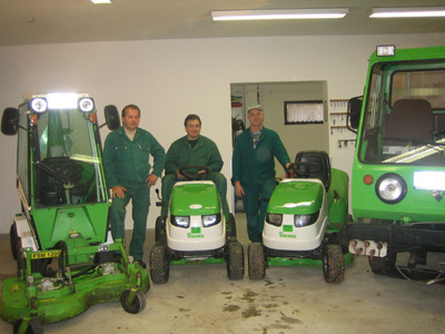 Arbeitsfahrzeuge mit Mitarbeitern